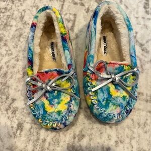 Minnetonka Kids Cassie Tie-Dye Slippers – Size 11 – EUC